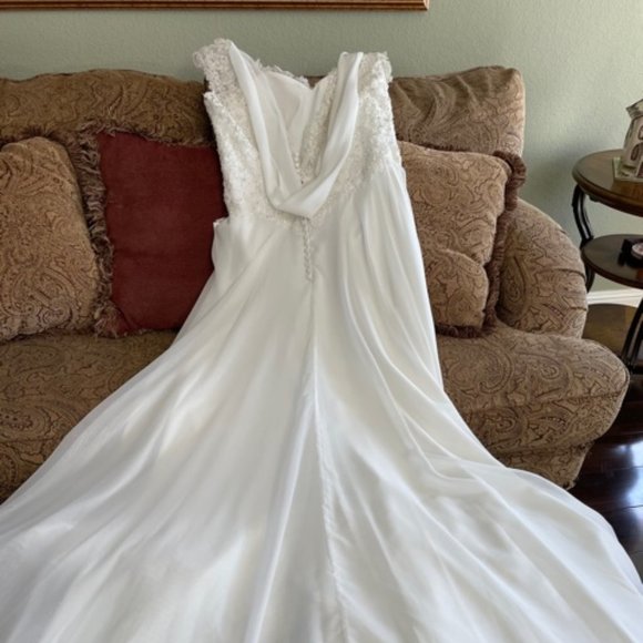 Beautiful Mori Lee Ivory Wedding Dress - Picture 6 of 14